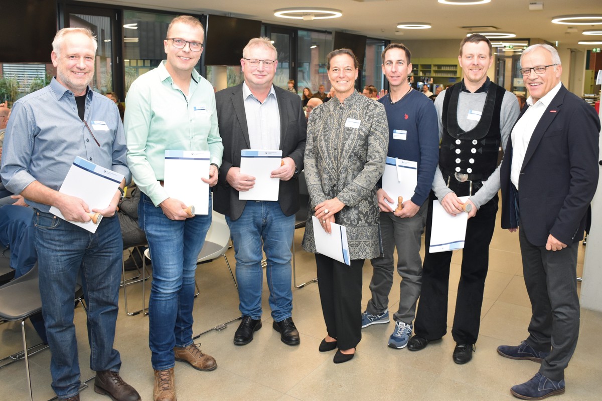 HwK-Prsident Kurt Krautscheid (von rechts) vereidigte die fnf neuen Sachverstndigen Pierre Frank Held fr das Dachdecker-Handwerk, Andreas Mller (Stuckateur-Handwerk), Britt Gutmann (Gerstbauer-Handwerk), Udo Hennen (Maurer- und Betonbauer-Handwerk), Timo Eberhard (Dachdecker-Handwerk) und Markus Schlarb (Dachdecker-Handwerk). (Fotos: HwK Koblenz/Jrg Diester)