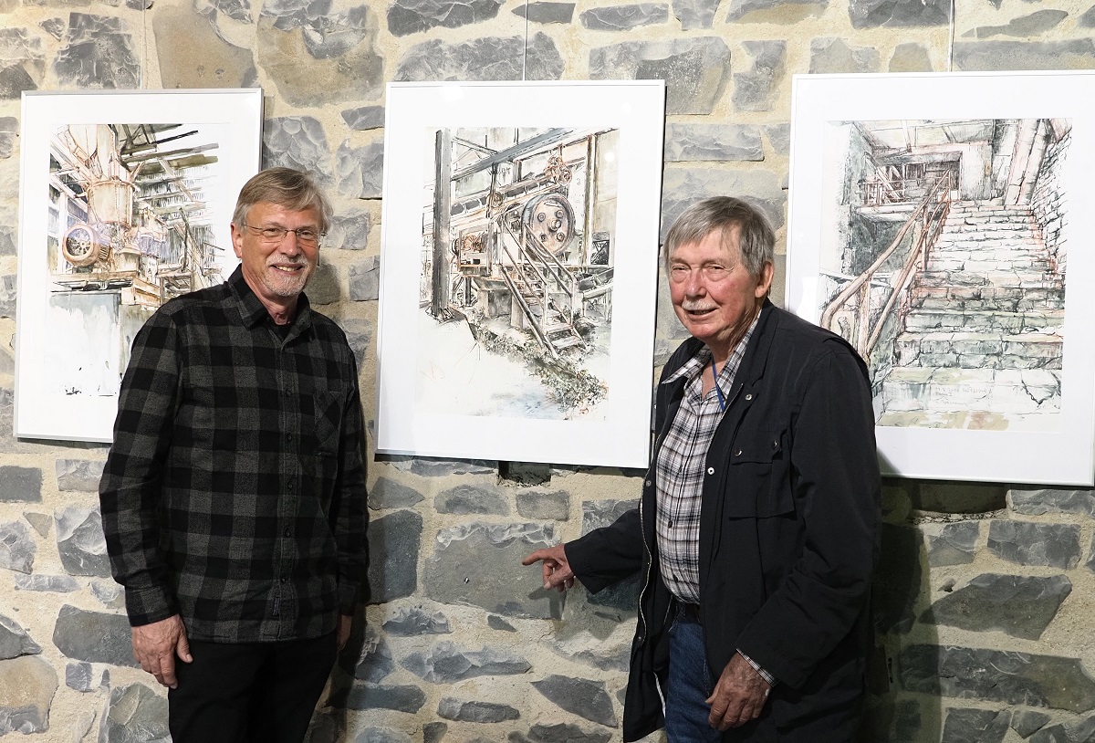 Martin Rudolph vom Stffel-Park (links im Bild) gratuliert Christian Smann (rechts) zu seinen beeindruckenden Federzeichnungen. (Foto: Tatjana Steindorf)