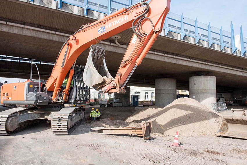 Einerseits muss zgig gearbeitet werden, andererseits ist wegen der geringen Brckenhhe uerste Vorsicht beim Bewegen des Baggers ntig. Fotos: SWN