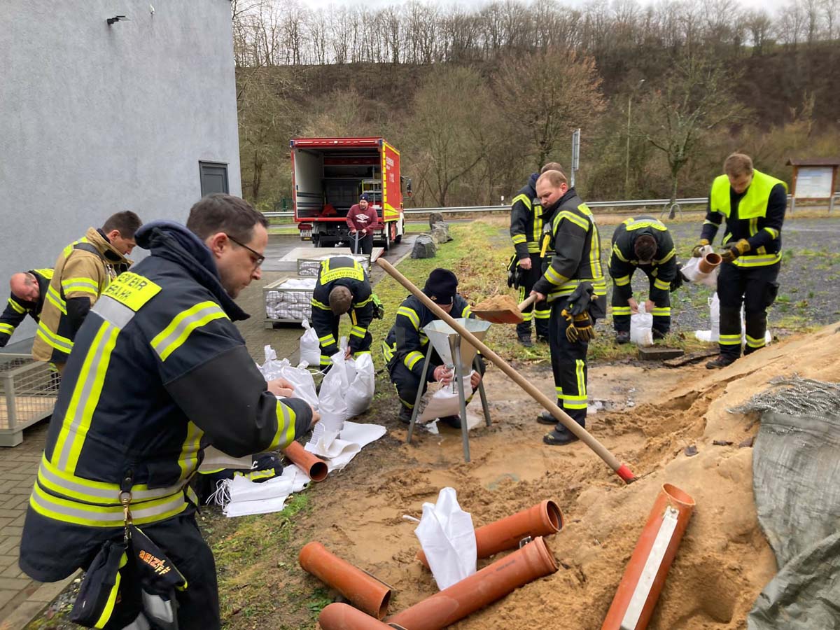 Am Gertehaus Oberlahr wurden rund 1.300 Sandscke befllt. (Bild: FW Oberlahr)