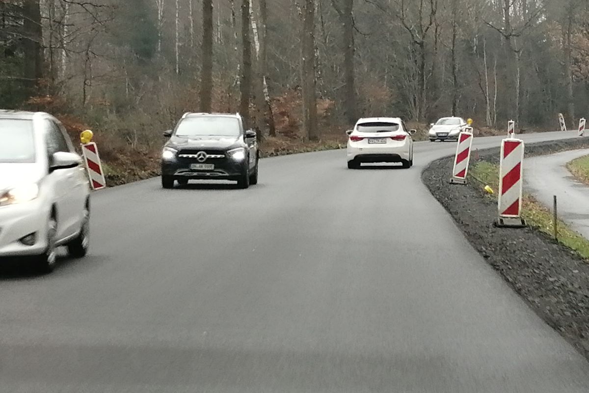 Noch sind Restarbeiten auf dem bereits sanierten Abschnitt der B 8 zwischen Weyerbusch und Birnbach zu erledigen. (Foto: vh)