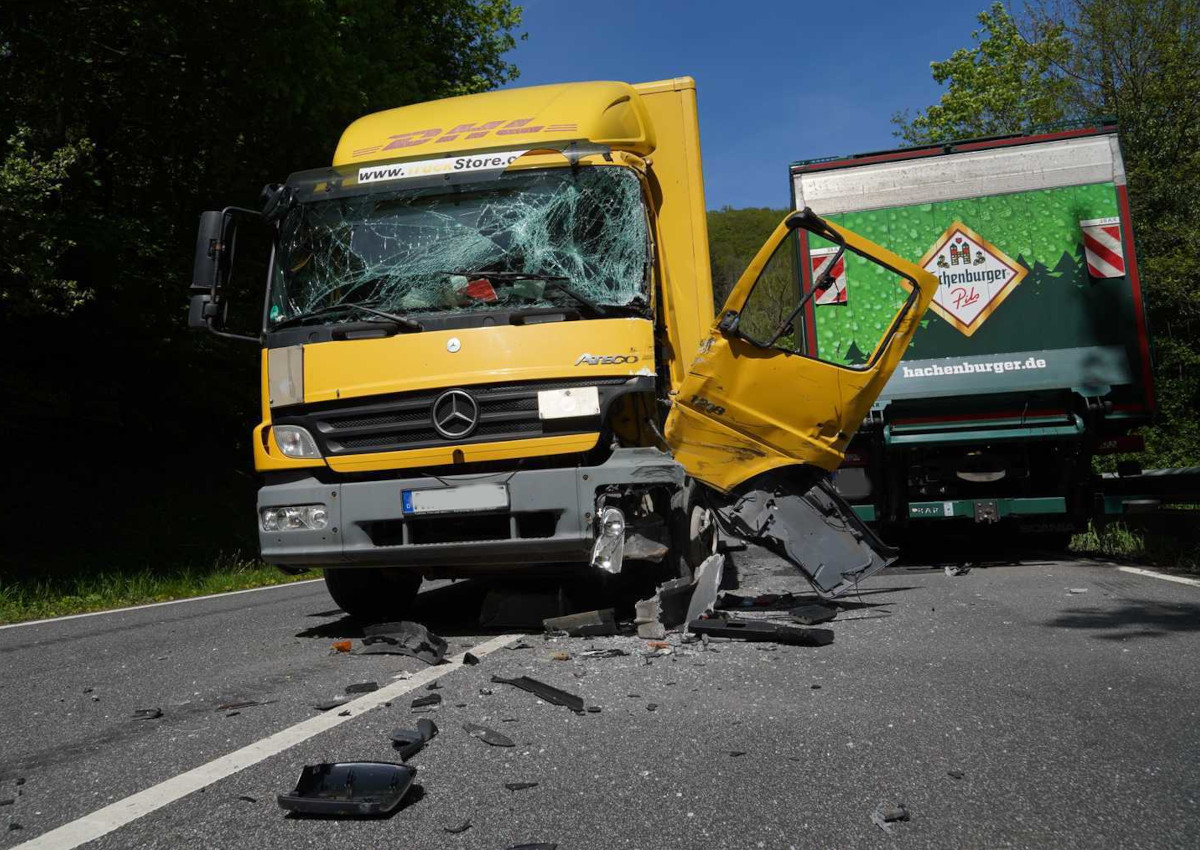 Unfall auf der B413 bei Bendorf-Sayn: Lkw kollidieren im Gegenverkehr