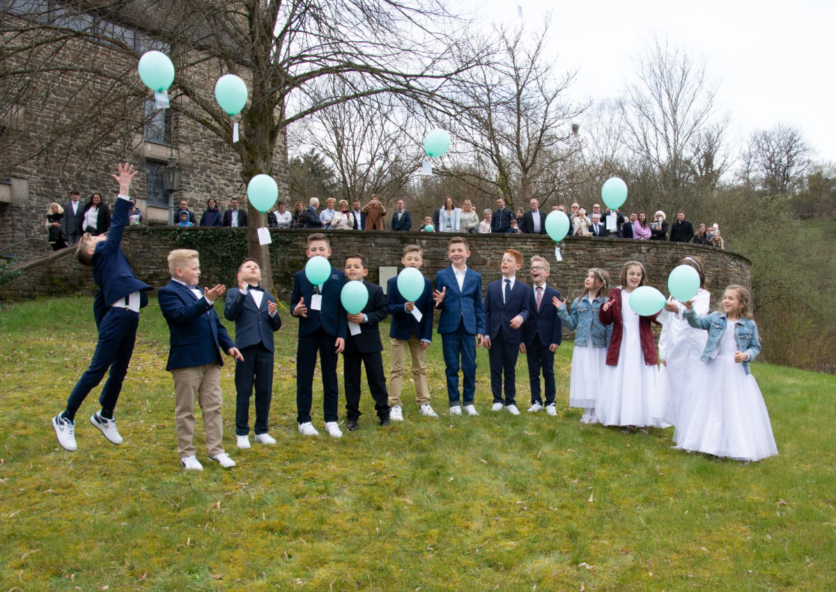 Wnsche per Ballon gen Himmel geschickt: Kinder aus Schnstein feiern Erstkommunion