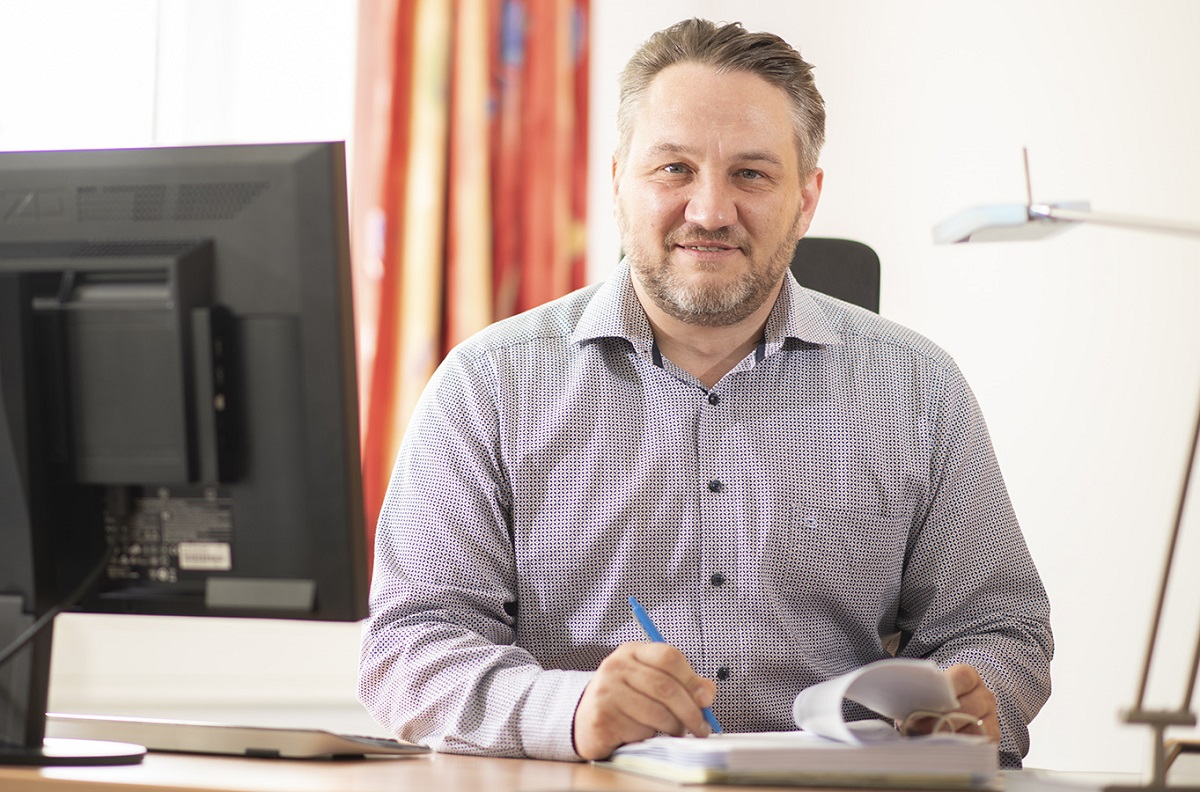 Pflegedirektor Tim Scharein und KHDS-Auszubildende informieren bei Gratis-Pizza ber die vielfltigen Ausbildungsmglichkeiten des Krankenhauses. (Foto: Torsten Gauls)