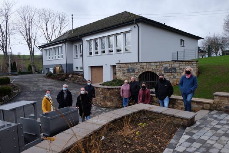 Im Rahmen einer kleinen Feierstunde wurde die fast fertiggestellte Schaustollenanlage an der Barbara-Grundschule in Katzwinkel am Freitag (4. Dezember) vorgestellt. V.l: Tanja Becher, Ortsbrgermeister Hubert Becher, Tarek Petri, Peter Weber, Eheleute Leicher, Annette Georg , Sascha Hombach und Kerstin Robach. (Fotos: KathaBe)