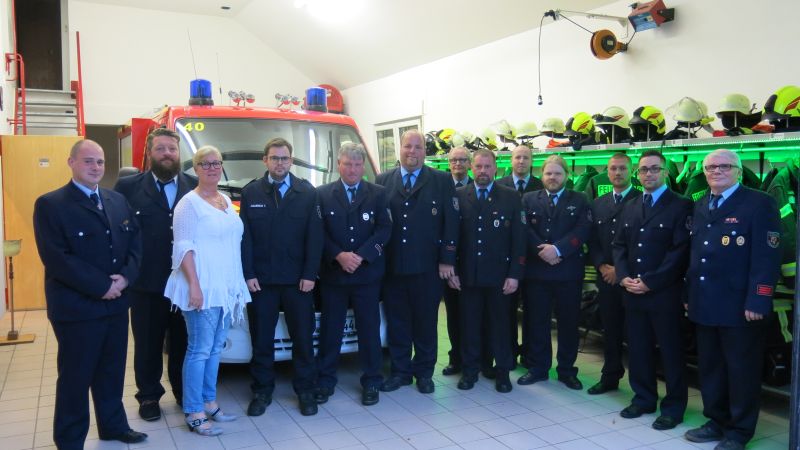 Mit dem stellvertretenden Wehrfhrer Markus Tiefenthal freuen sich Ortsbrgermeisterin Carolin Bruns, Wehrleiter Tobias Haubrich sowie die Kameraden der rtlichen Einheit. Foto: privat