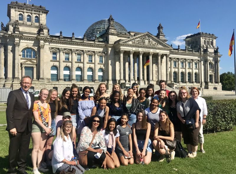 Schlerinnen aus Neustadt und Sdafrika in Berlin