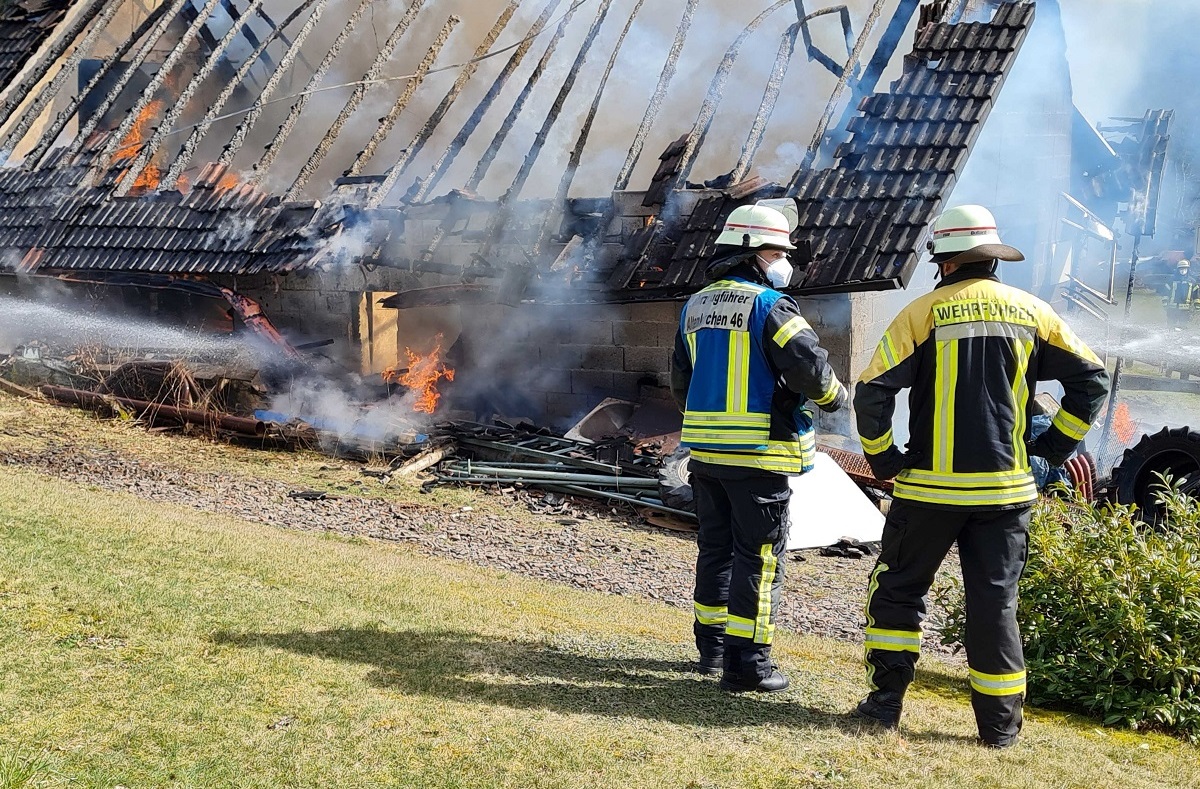 Scheune in Helmeroth gert in Vollbrand