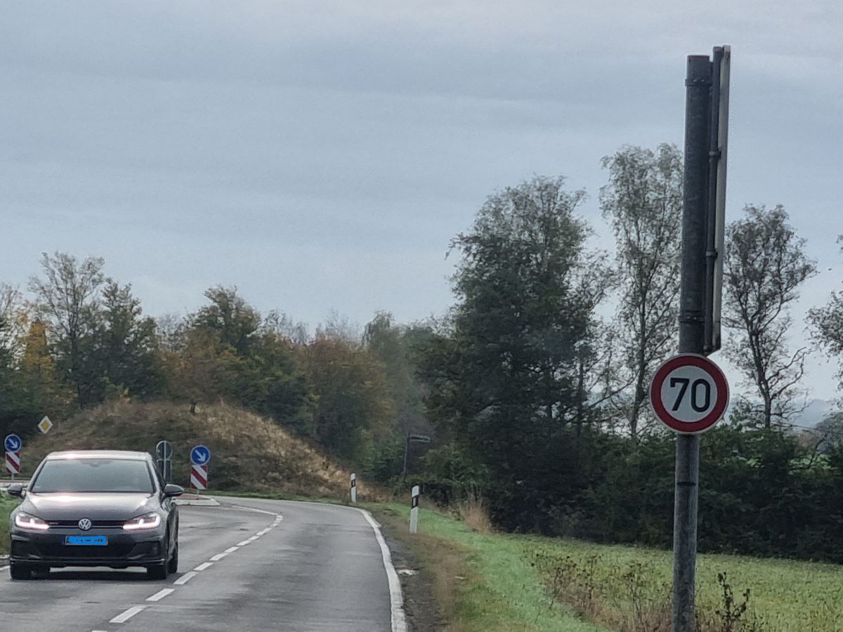 Kreuzung L 267/K 40 bei Altenkirchen-Honneroth: Warten auf die Vorwegweiser