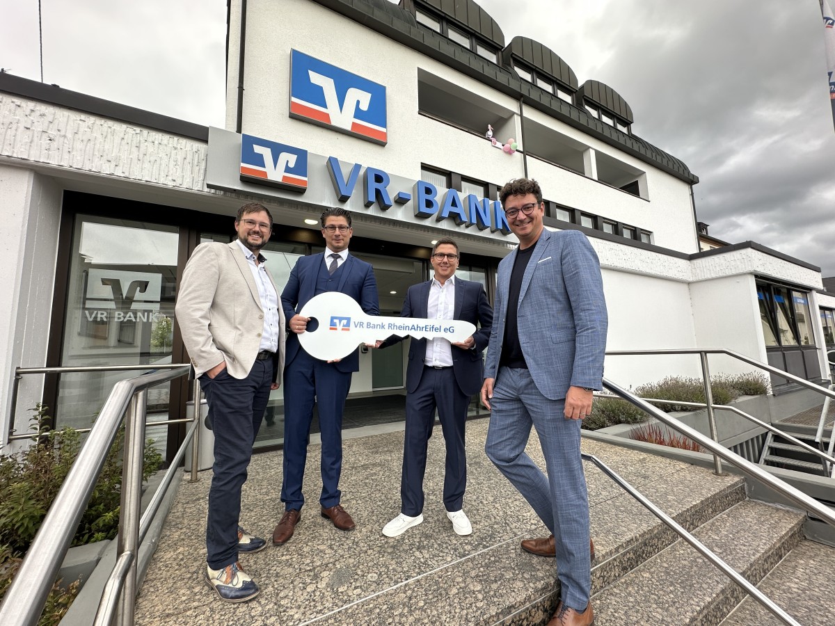 Marc Opper (2. von rechts) bernimmt knftig die Filialleitung in Bad Hnningen von Andre Bel-kadi (2. von links). Teamleiter Sebastian Jacke (links) und Regionalmarkt-Direktor Christian Kehr (rechts) gratulieren. (Foto: VR Bank RheinAhrEifel/ Florian Ktt)