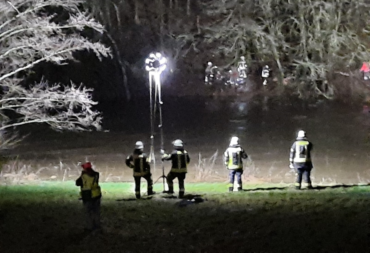 Die Schlauchbootfahrt auf der Nister endete in einem aufwndigen Rettungseinsatz. (Foto: Feuerwehr)