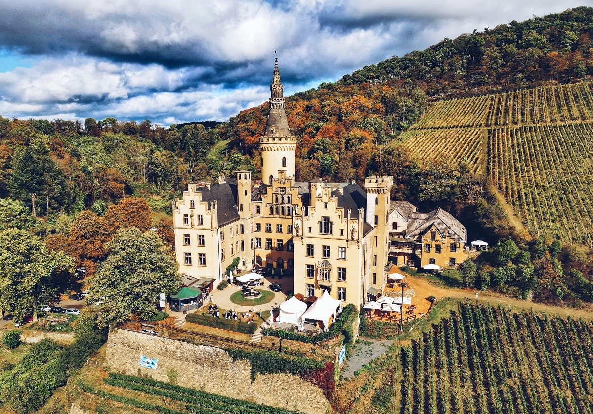 Schloss Arenfels im Frhjahr mit buntem Veranstaltungsprogramm 