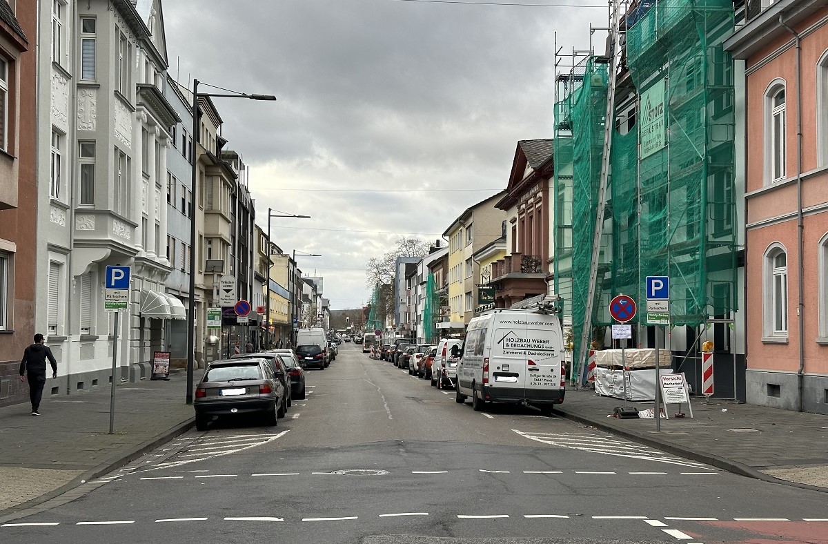 Die Schlostrae wird in den kommenden zwei Jahren auf kompletter Lnge neu gestaltet. Dabei werden unter anderem zahlreiche Bume gepflanzt und ein Radweg installiert. Los geht es in der zweiten oder dritten Januarwoche mit dem Bauabschnitt zwischen der Hermannstrae und der Langendorfer Strae. (Foto: Stadt Neuwied / Ulf Steffenfauseweh)