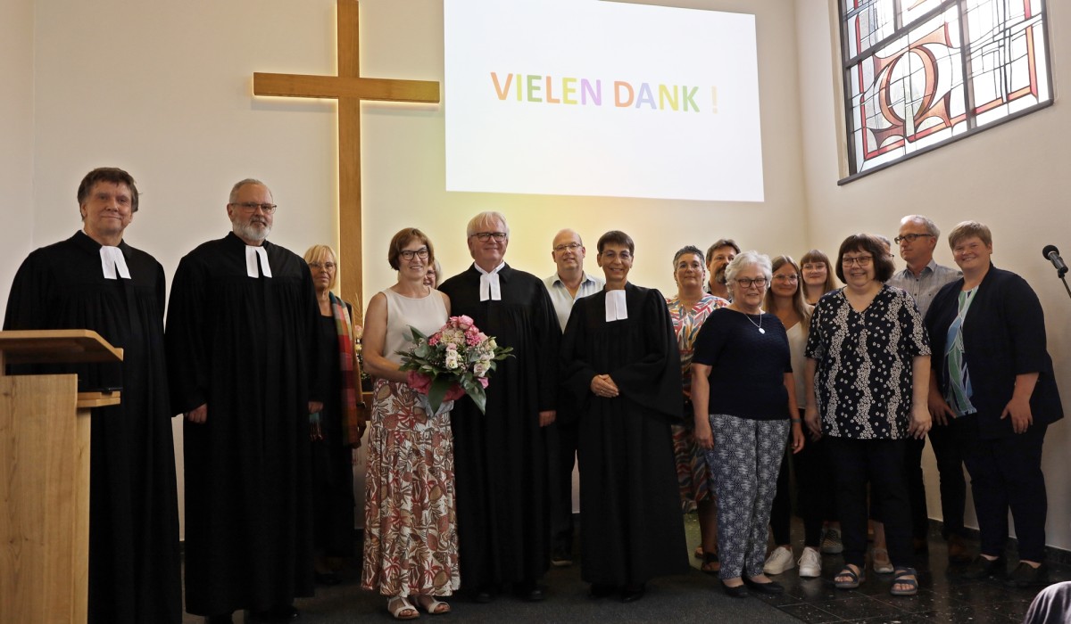 Die Mitwirkenden im Gottesdienst und der Kirchenvorstand sagen Adieu. (Foto: Sabine Hammann-Gonschorek)