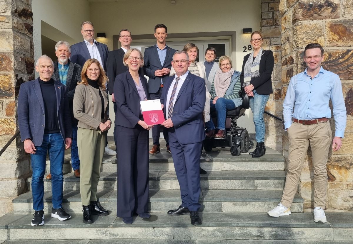 Staatssekretrin Simone Schneider berreichte Stadtbrgermeister Ralf Lindenptz den Frderbescheid. (Foto: vh)