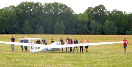 Vor dem Fliegen kommt das Schieben: Teamwork ist alles. (Foto: SFC Betzdorf-Kirchen)