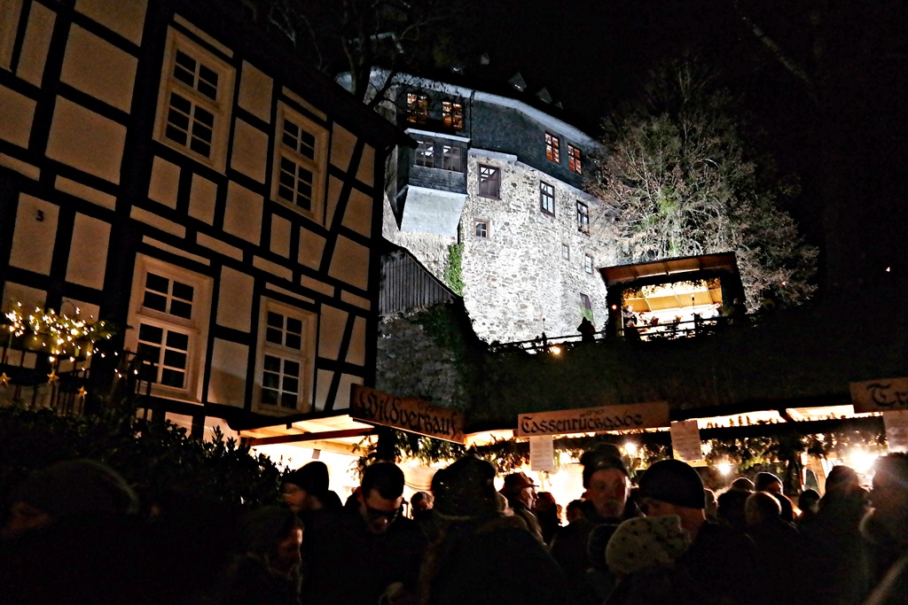 Beschaulicher Weihnachtsmarkt im Schlosshof