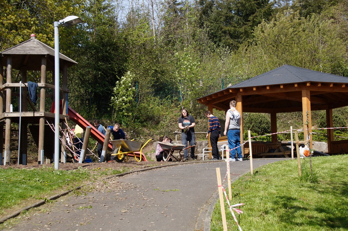 Whrend der Umwelttage an der Frderschule am Alserberg in Wissen machten alle mit. (Fotos: Frderschule)

Schule1: 