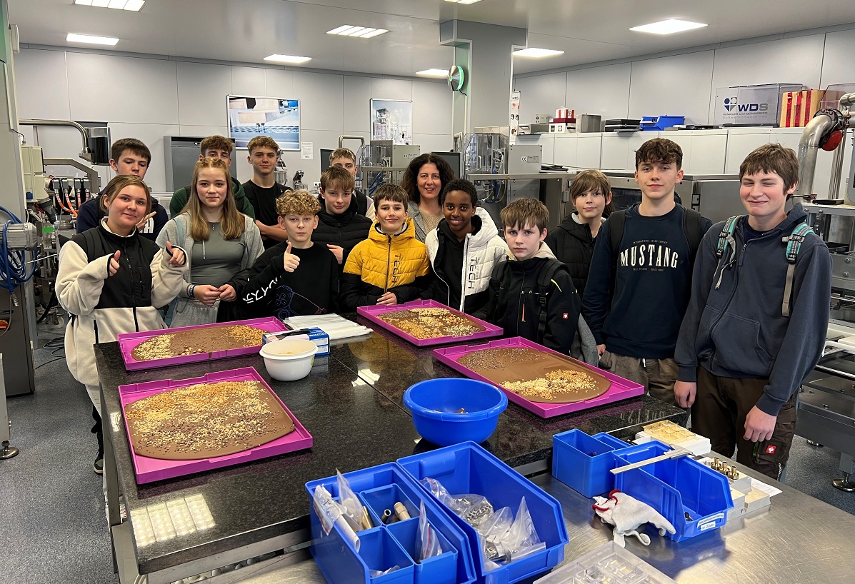 Der WDS-Besuch der Realschule Puderbach endet mit dem Herstellen von eigener Schokolade im WDS-Technikum. (Fotos: Winkler und Dnnebier Swarenmaschinen GmbH)