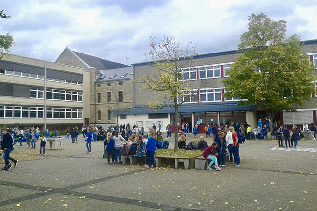 Der Schulhof des Werner-Heisenberg-Gymnasiums Neuwied mit den Schlerinnen und Schler in der 2. Groen Pause. Foto: Kreisverwaltung