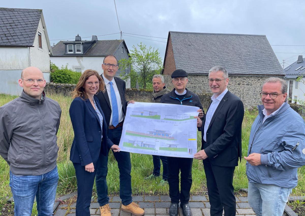 Ortstermin der SPD-Abgeordneten mit Ortsbrgermeister Jung, Pfarrer Sahl und Vertretern der Gemeinde, der Kirchengemeinde und des Planungsbros. (Foto: Thomas Mockenhaupt/Bro MdL Hering)