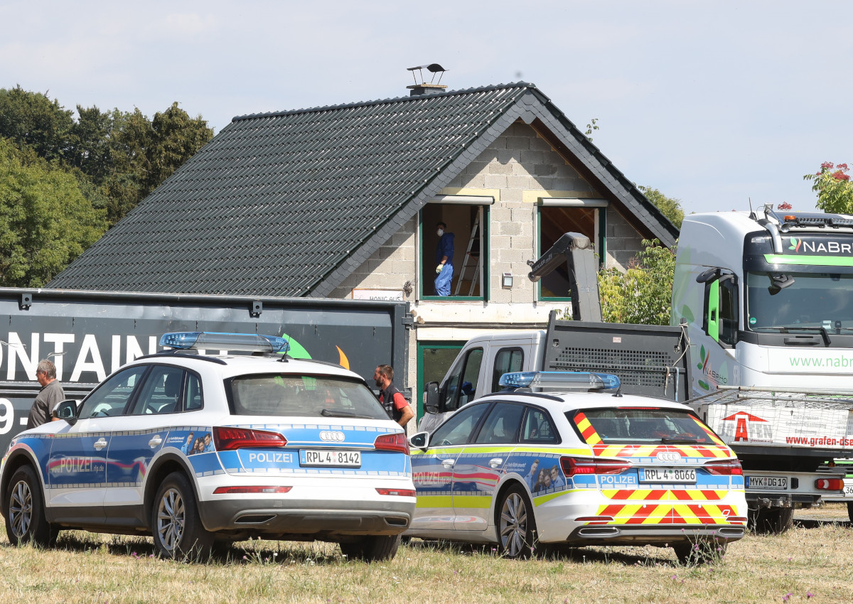 Auch die Polizei hat die Eskalation beim Abriss des "Bienenhauses" nicht verhindern knnen. Inzwischen ist von dem Gebude kaum noch etwas brig. (Fotos: Privat)