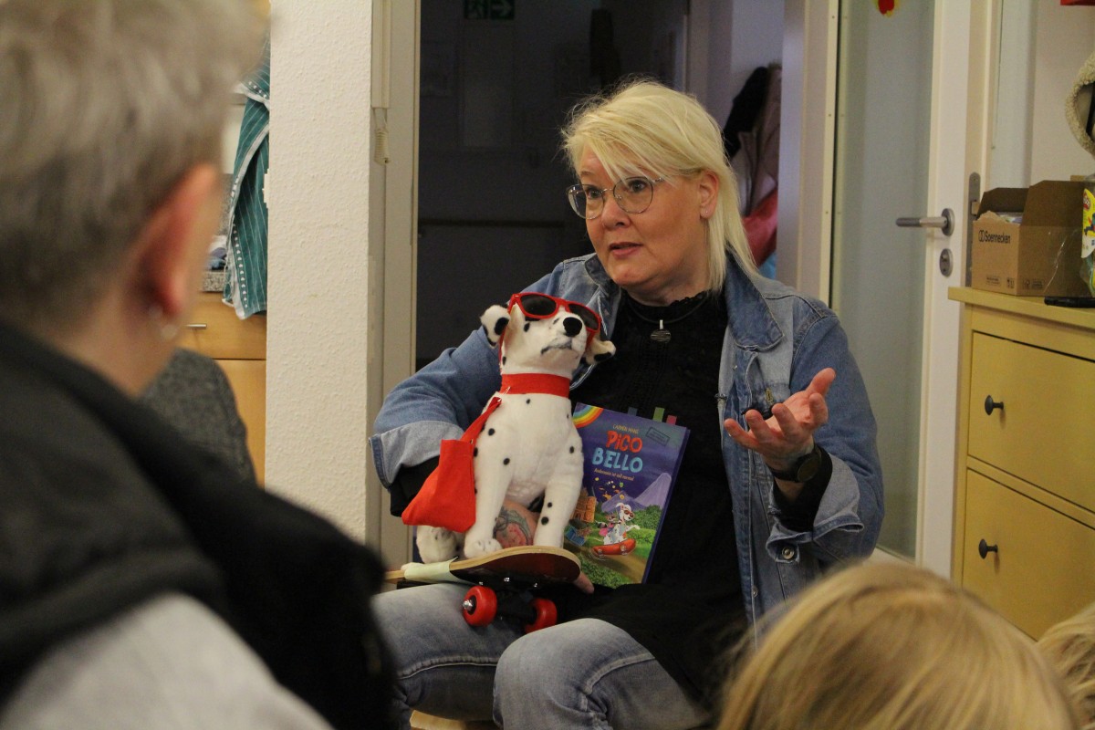 Mobbing keine Chance geben: Das ist das Kernthema im Buch "Pico Bello", aus dem Carmen Mans aus Kirchhundem beim Pflegekinderdienst Villa Fuchs in Siegen-Weidenau las. (Fotos: Diakonie in Sdwestfalen gGmbH)