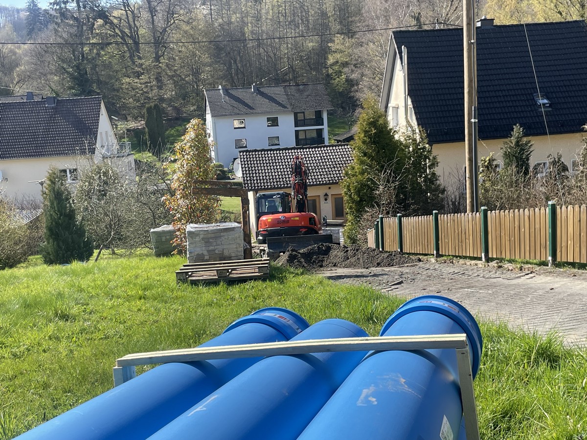 Im Vorgriff auf den eigentlichen Ausbau der Schul- und Grsbachstrae wurde die ordnungsgeme Straenentwsserung in der Schulstrae in Angriff genommen. Die Manahme wird voraussichtlich bis Juli dauern. (Foto: KathaBe)