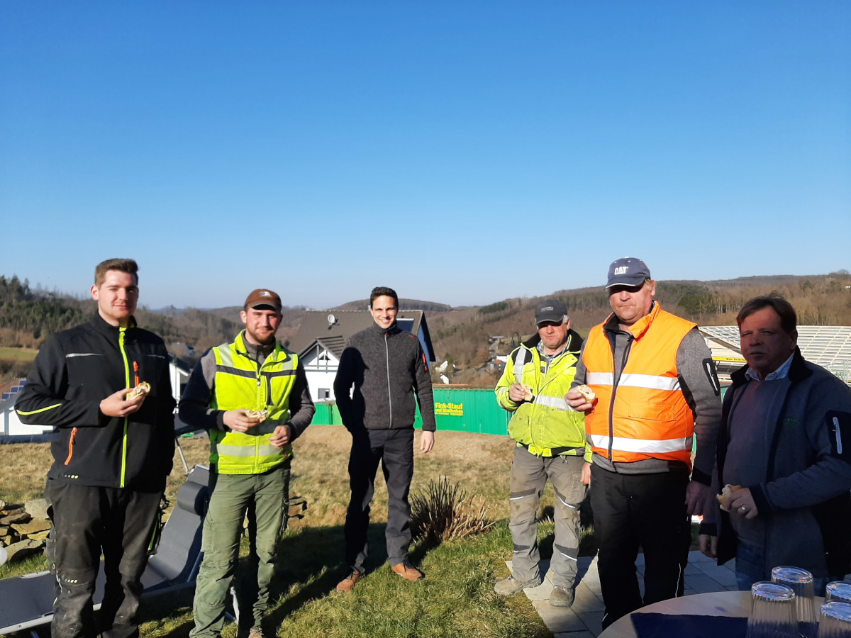 Als Dankeschn der Gemeinde Selbach fr den reibungslosen Ablauf der Baumanahme K 130 fand ein kleines Abschlussgrillen mit den Bauarbeitern statt. Ortsbrgermeister Matthias Grohs (Mitte) mit Schachtmeister Jrg Ottersbach (2. v.r.) und seiner Truppe.  (Fotos: Ortsgemeinde)