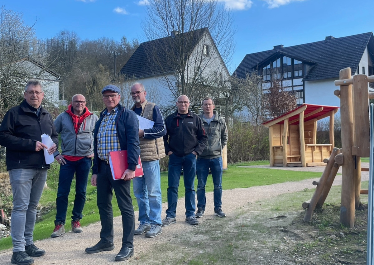 Whrend der Begehung des Spielplatzes im Bauausschuss: Michael Gotto (links) und Martin Heinemann (rechts) sowie Ausschussmitglieder und Mitarbeiter vom Bauamt. (Fotos: KathaBe)