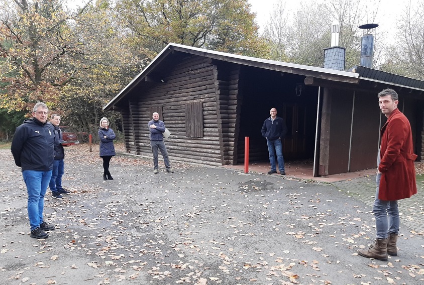 Der Bauausschuss OG Selbach tagte am Samstag (31. Oktober) - Ortsbesichtigung an der Grillhtte, die im Ehrenamt saniert wird. (Foto: OG Selbach)