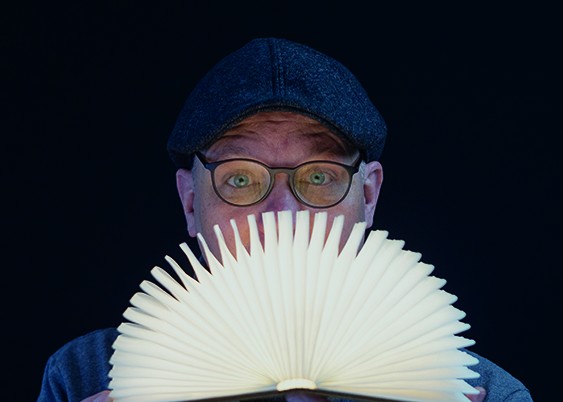 Eckhard Schneider moderiert die Lieblingsbuchvorstellungen von Menschen der Region. (Foto: Schneider)