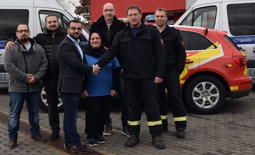 Peter Steeb (2.v.r.) und Geschftsfhrer Kazim Eryilmaz (3.v.l.) besiegeln die weitere Zusammenarbeit. Darber freut sich besonders Wehrfhrer Gert Freund (1.v.r.), der dem Team um Betriebsleiter Salvatore Figura, Vedat Erden, Rabia zdemir und Dirk Wernecke (v.r.n.l) besonders dankte. Foto: privat 