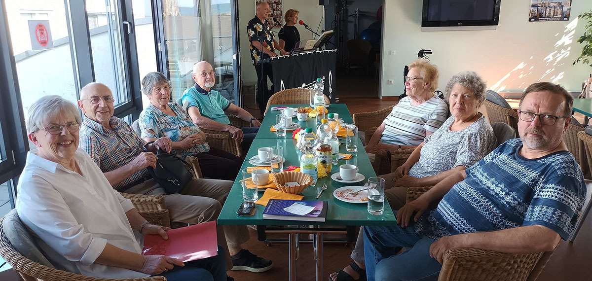 Beim Seniorenfest des Stadtteilbros erklingen beliebte Lieder