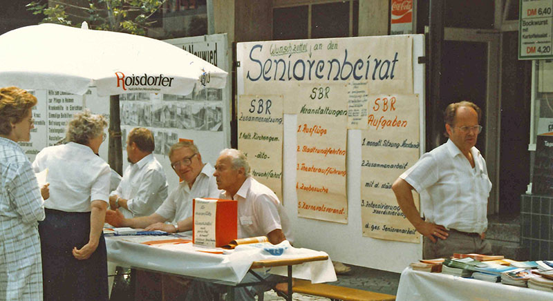 Mitglieder des Seniorenbeirats bei einer Informationsveranstaltung im Jahr 1987. Foto: pr