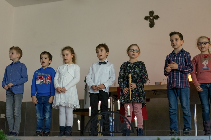 Kinder aus der Gemeinde Pleckhausen hatten eigens fr die vorweihnachtliche Seniorenfeier im Dorfgemeinschaftshaus ein Theaterstck einstudiert und damit die Senioren begeistert.  (Foto: Rolf Moser)