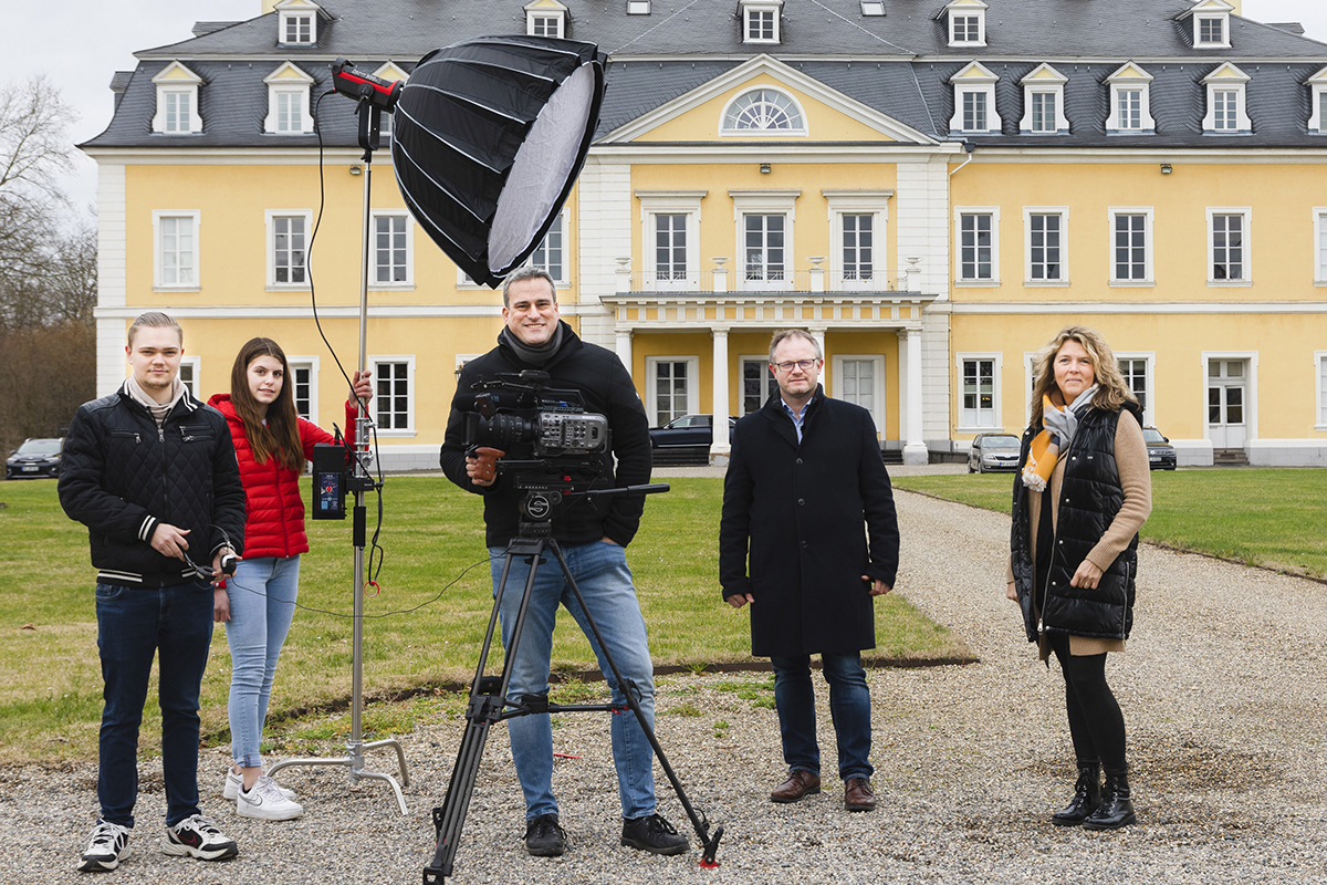 Oberbrgermeister Jan Einig (2. v. re.) mit Susanne Thiele (re.) bei den Dreharbeiten am Schloss Neuwied mit dem Produzenten Jost Gabriel (mittig) und seinem Team der Agentur newcut, Fabian Wachtler und Annchristin Fischer. Foto: newcut werbefilme e.K.