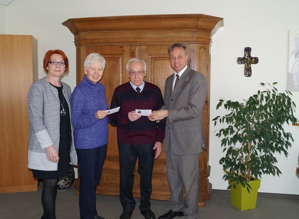 Brgermeister Michael Merz berreicht gemeinsam mit Claudia Altwasser (Seniorenbro) die ersten Seniorenausweise an das Ehepaar Laubscher aus Ransbach-Baumbach. Foto: VG-Verwaltung Ransbach-Baumbach