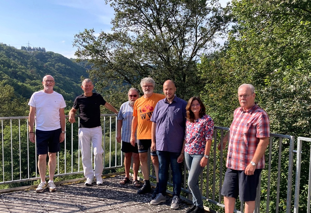 Von der Aussichtplattform im obersten Haus des Karlsheimes konnten die Gste zwischendurch auch die herrliche Natur im Gelbachtal genieen. (Foto: Uli Schmidt)