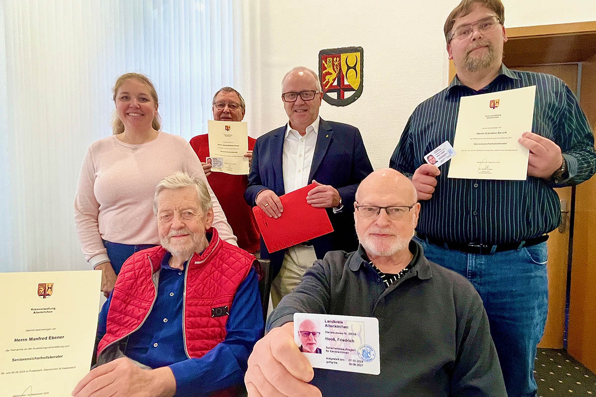 Landrat Dr. Peter Enders (M.) und Ehrenamtskoordinatorin Agnes Brck freuen sich, dass das Team der Sicherheitsberater fr Senioren erneut grer geworden ist: Manfred Ebener (vorne l.), Friedrich Hoo (vorne r.), Georg Wilhelm Kipper (hinten, 2.v.l.) und Carsten Zeuch (r.). Foto: Kreisverwaltung/Thorsten Stahl