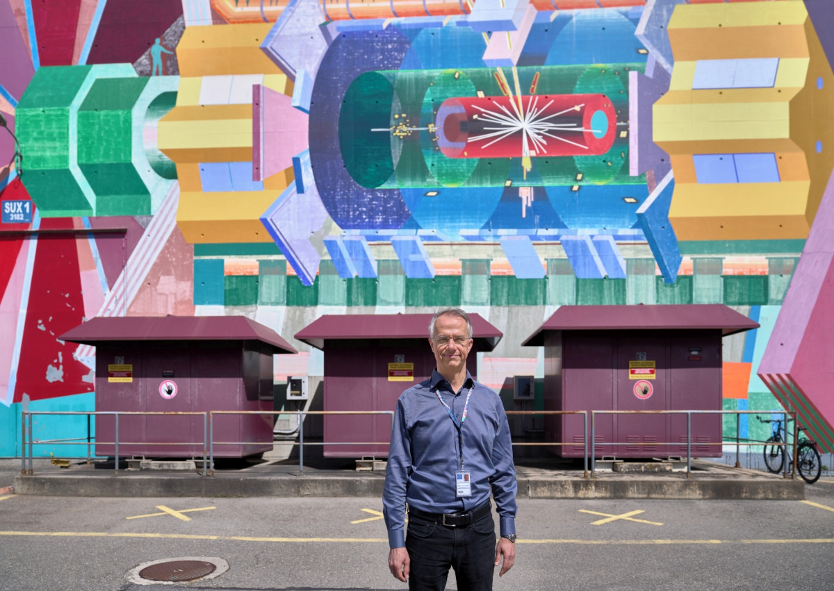 Prof. Cristinziani auf dem CERN-Gelnde. Das Wandbild im Hintergrund stammt von Josef Kristofoletti und zeigt den ATLAS-Detektor im Querschnitt. (Foto: M. Cavazza, CERN)