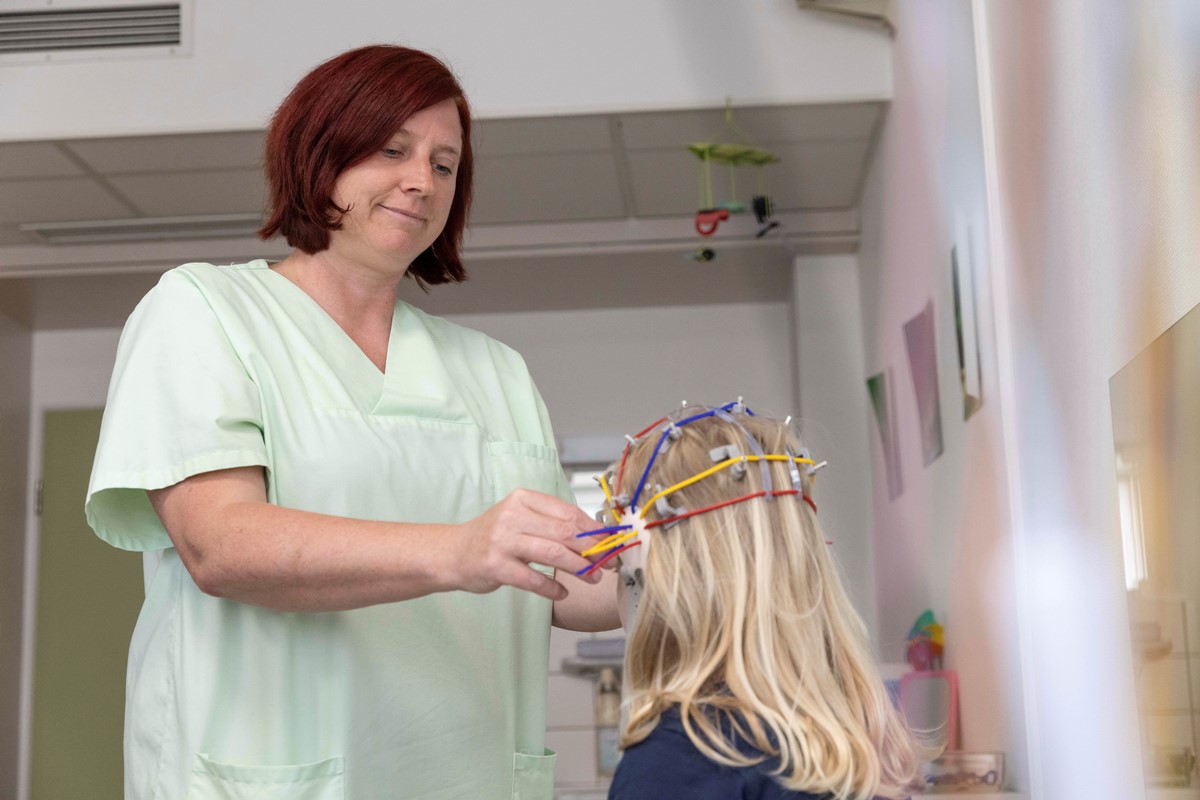 Ableitung eines EEGs bei einer jungen Patientin. (Fotos: DRK-Kinderklinik Siegen gGmbH)