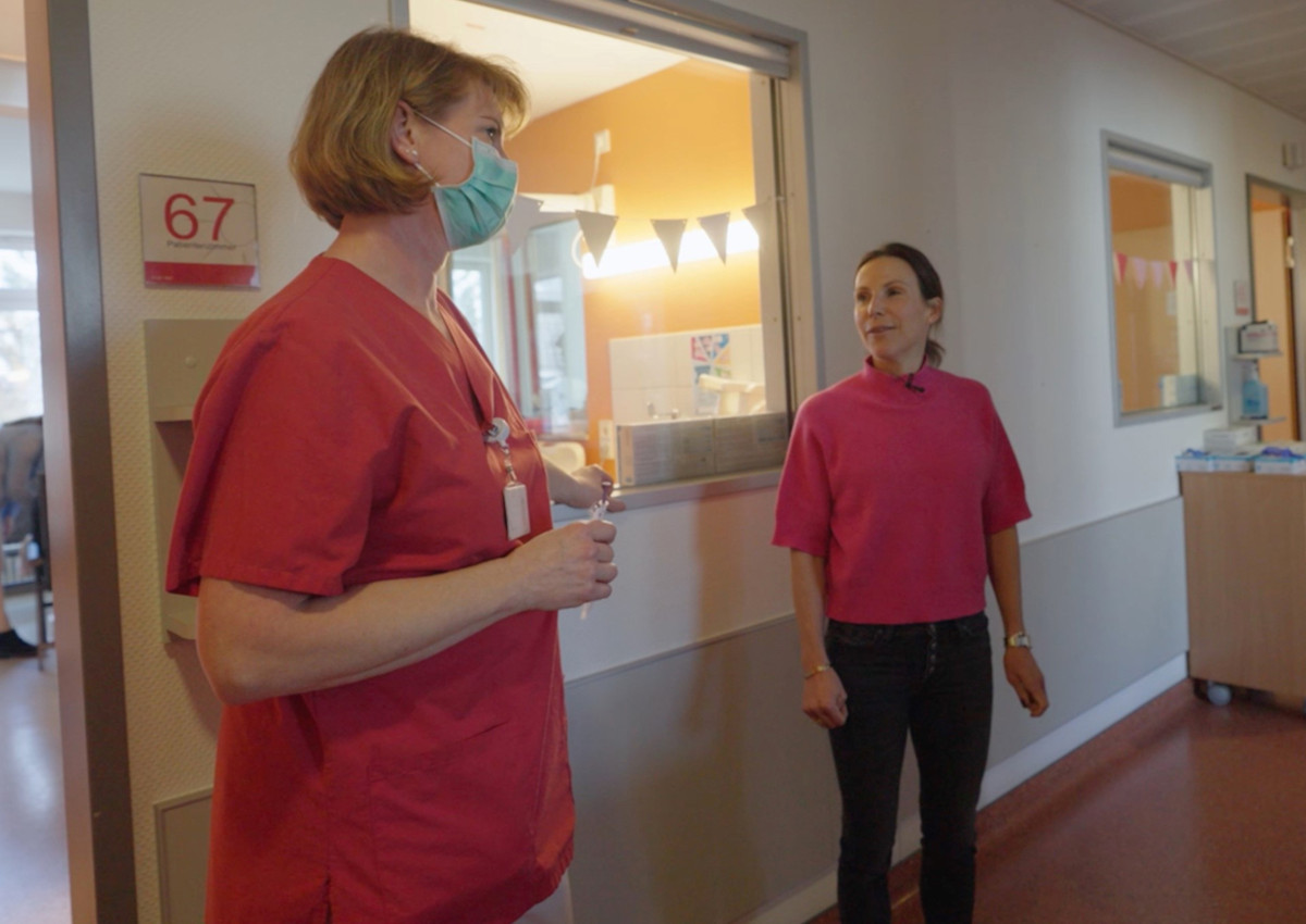 Sabrina Mockenhaupt-Gregor auf der Frh- und Neugeborenenstation im Gesprch mit einer Kinderkrankenschwester. (Foto: DRK-Kinderklinik Siegen)