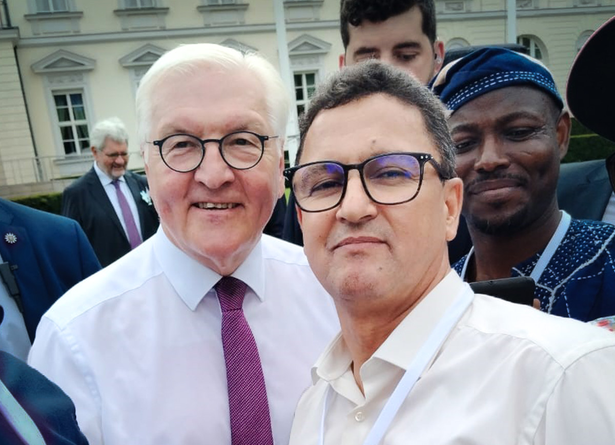 Der Siegener Gastwissenschaftler Prof. Abdelhadi Soudi (r.) beim Empfang mit Bundesprsident Frank-Walter Steinmeier. (Foto: privat)