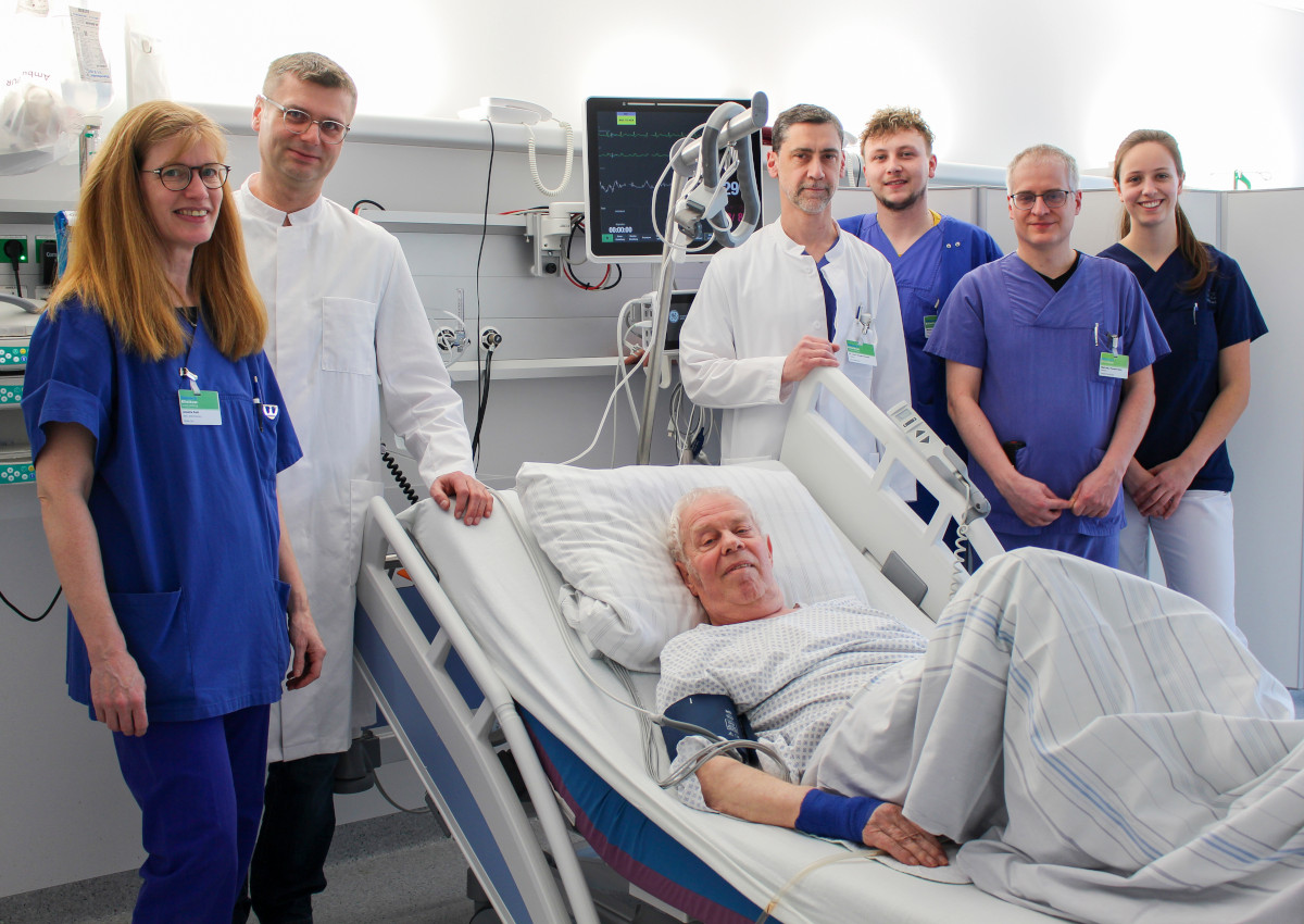 Nur zwei Tage nach einem Schlaganfall ist Friedel Kemper schon wieder guter Dinge. In der Stroke Unit am Diakonie Klinikum Jung-Stilling in Siegen kmmert sich unter Leitung der Chefrzte Prof. Dr. Christian Tanislav (2. von links) und Dr. Gregor Richter (4. von rechts) ein spezialisiertes Team aus rzten, Pflegekrften und Therapeuten um den Patienten. (Foto: Diakonie in Sdwestfalen)