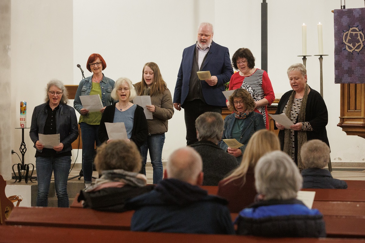 Der Chor der Kirchengemeinde, whrend er den Song des Abends "Long as I can see the light" interpretiert. (Foto: privat)