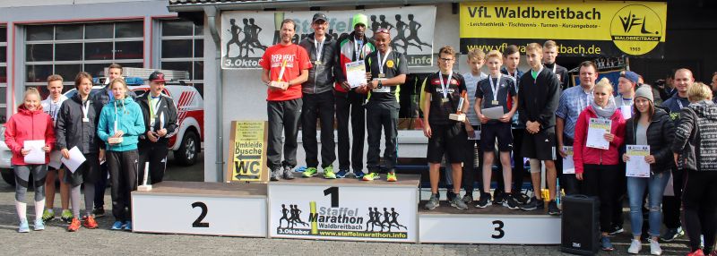 Abteilungsleiter Markus Brendebach und der Vereinsvorsitzende Wolfgang Mller (von links) fhrten die Siegerehrung der mnnlichen U18 durch. Foto: Frank Schuh