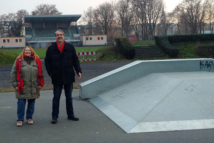 Martina Beate Jakoby und Sven Lefkowitz von der SPD im Skaterpark am Raiffeisenstadion. Foto: SPD