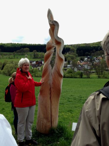 Simone Levy fhrt regelmig Wanderungen ber den Skulpturenweg im Gelbachtal und kann dabei zu jeder der 42 Holzfiguren eine Geschichte erzhlen. Foto: Veranstalter