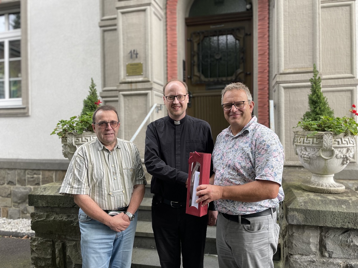 Pfarrer Alhard-Mauritz Snethlage wird das Wisserland in Krze in Richtung Mexiko verlassen. Berno Neuhoff und Claus Behner dankten fr seine Arbeit im Seelsorgebereich "Obere Sieg". (Foto: KathaBe)